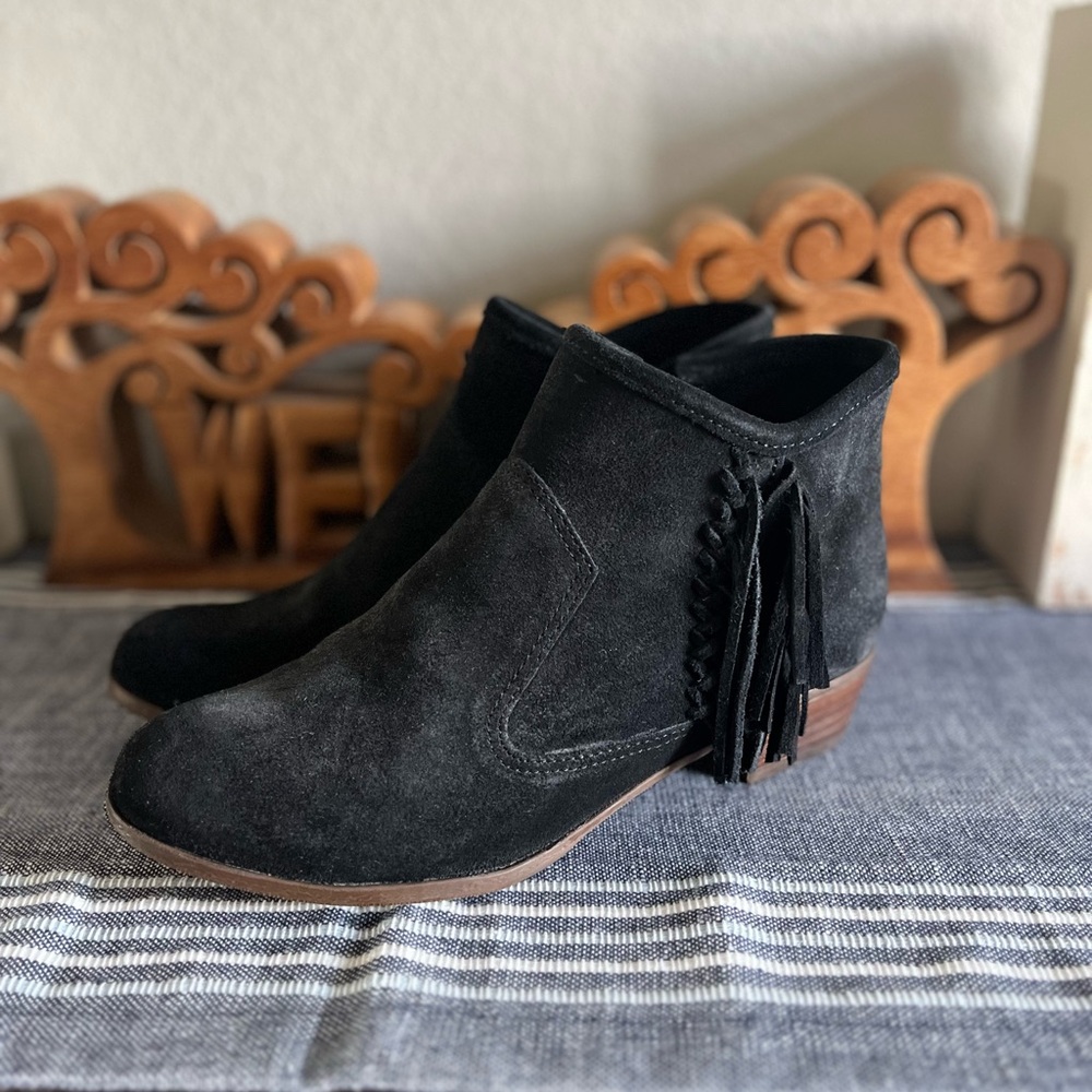 🌻Minnetonka black fringe booties size 9 NWOT🌻